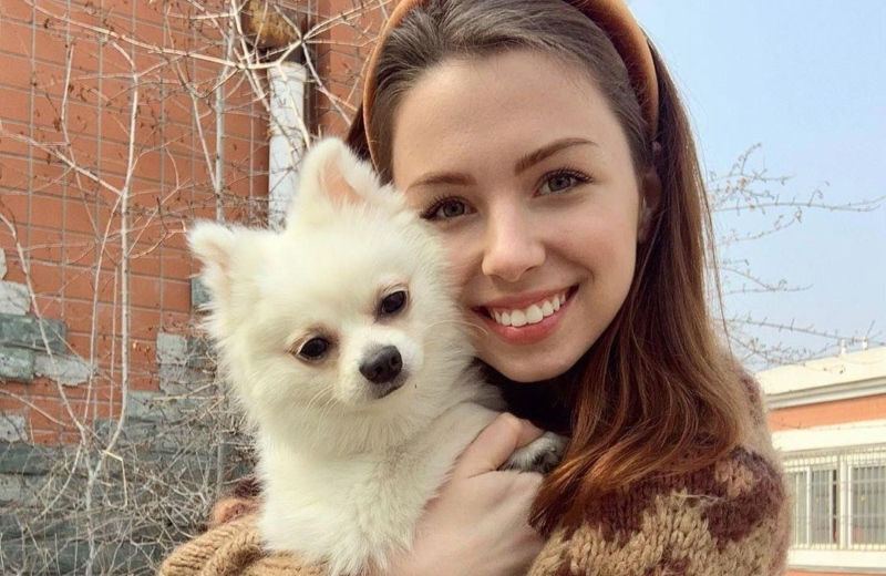 Une Ukrainienne refuse d'évacuer de Chine sans son chien