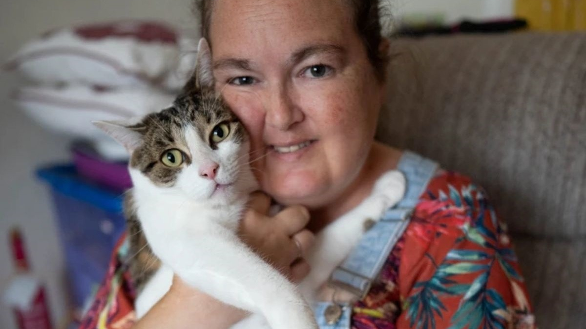 Ignorant qu'elle avait une crise cardiaque, son chat lui sauve la vie en l'alertant dans son sommeil